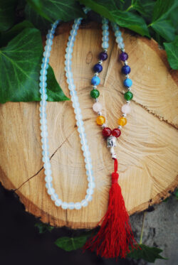 Buddyjska mala, naszyjnik modlitewny z jasnoniebieskich koralików opalitu z kamieniami półszlachetnymi symbolizującymi czakry, handmade w Nepalu
