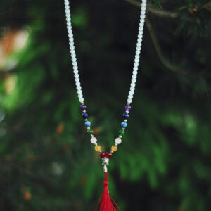 Buddyjska mala, naszyjnik modlitewny z jasnoniebieskich koralików opalitu z kamieniami półszlachetnymi symbolizującymi czakry, handmade w Nepalu