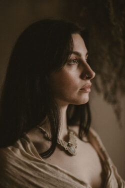 Elegancki etno choker naszyjnik ręcznie pleciony z makramy, jasny z kamieniem półszlachetnym kamieniem księżycowym, handmade w Indiach