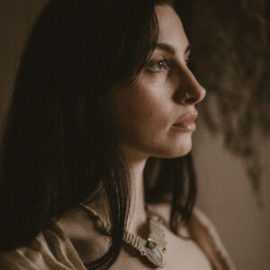 Elegancki etno choker naszyjnik ręcznie pleciony z makramy, jasny z kamieniem półszlachetnym kamieniem księżycowym, handmade w Indiach