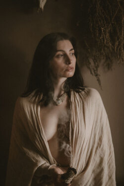 Elegancki etno choker naszyjnik ręcznie pleciony z makramy, jasny z kamieniem półszlachetnym kamieniem księżycowym, handmade w Indiach