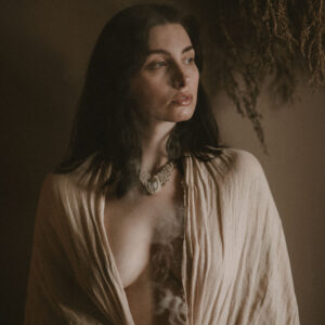 Elegancki etno choker naszyjnik ręcznie pleciony z makramy, jasny z kamieniem półszlachetnym kamieniem księżycowym, handmade w Indiach