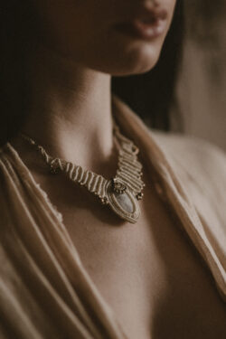 Elegancki etno choker naszyjnik ręcznie pleciony z makramy, jasny z kamieniem półszlachetnym kamieniem księżycowym, handmade w Indiach