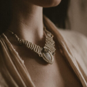 Elegancki etno choker naszyjnik ręcznie pleciony z makramy, jasny z kamieniem półszlachetnym kamieniem księżycowym, handmade w Indiach