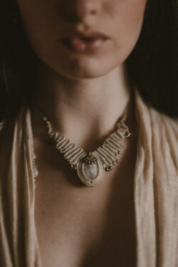 Elegancki etno choker naszyjnik ręcznie pleciony z makramy, jasny z kamieniem półszlachetnym kamieniem księżycowym, handmade w Indiach