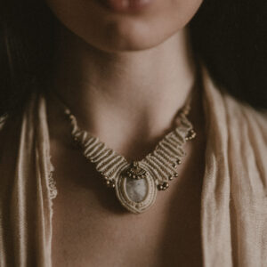 Elegancki etno choker naszyjnik ręcznie pleciony z makramy, jasny z kamieniem półszlachetnym kamieniem księżycowym, handmade w Indiach