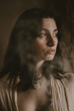 Elegancki etno choker naszyjnik ręcznie pleciony z makramy, jasny z kamieniem półszlachetnym kamieniem księżycowym, handmade w Indiach