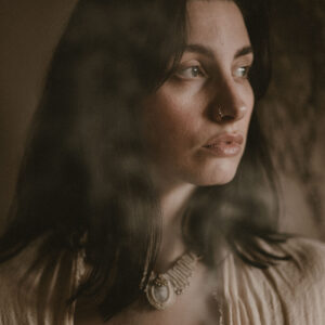 Elegancki etno choker naszyjnik ręcznie pleciony z makramy, jasny z kamieniem półszlachetnym kamieniem księżycowym, handmade w Indiach