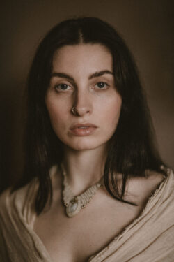 Elegancki etno choker naszyjnik ręcznie pleciony z makramy, jasny z kamieniem półszlachetnym kamieniem księżycowym, handmade w Indiach