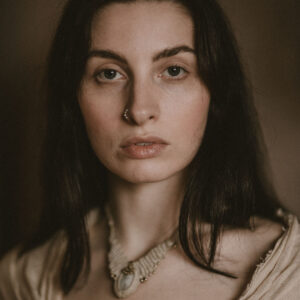 Elegancki etno choker naszyjnik ręcznie pleciony z makramy, jasny z kamieniem półszlachetnym kamieniem księżycowym, handmade w Indiach