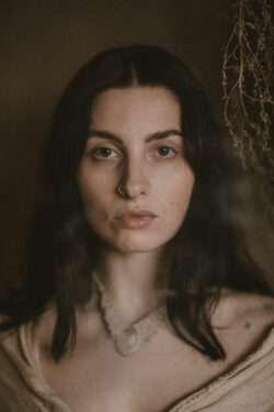 Elegancki etno choker naszyjnik ręcznie pleciony z makramy, jasny z kamieniem półszlachetnym kamieniem księżycowym, handmade w Indiach