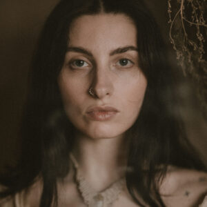 Elegancki etno choker naszyjnik ręcznie pleciony z makramy, jasny z kamieniem półszlachetnym kamieniem księżycowym, handmade w Indiach