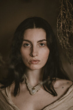 Elegancki etno choker naszyjnik ręcznie pleciony z makramy, jasny z kamieniem półszlachetnym kamieniem księżycowym, handmade w Indiach