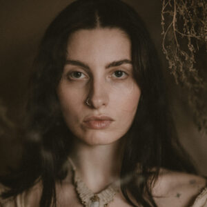 Elegancki etno choker naszyjnik ręcznie pleciony z makramy, jasny z kamieniem półszlachetnym kamieniem księżycowym, handmade w Indiach