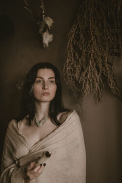 Elegancki etno choker naszyjnik ręcznie pleciony z makramy, jasny z kamieniem półszlachetnym kamieniem księżycowym, handmade w Indiach