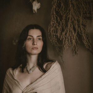 Elegancki etno choker naszyjnik ręcznie pleciony z makramy, jasny z kamieniem półszlachetnym kamieniem księżycowym, handmade w Indiach