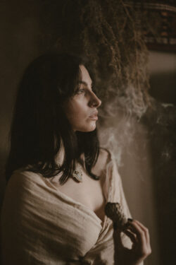 Elegancki etno choker naszyjnik ręcznie pleciony z makramy, jasny z kamieniem półszlachetnym kamieniem księżycowym, handmade w Indiach