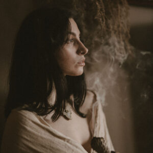 Elegancki etno choker naszyjnik ręcznie pleciony z makramy, jasny z kamieniem półszlachetnym kamieniem księżycowym, handmade w Indiach