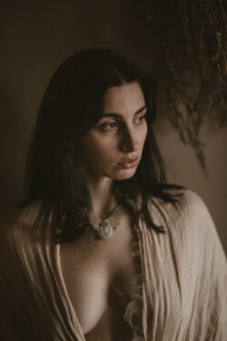 Elegancki etno choker naszyjnik ręcznie pleciony z makramy, jasny z kamieniem półszlachetnym kamieniem księżycowym, handmade w Indiach