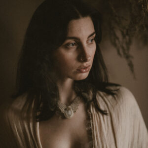 Elegancki etno choker naszyjnik ręcznie pleciony z makramy, jasny z kamieniem półszlachetnym kamieniem księżycowym, handmade w Indiach