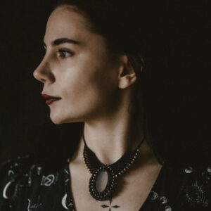 Elegancki etno choker naszyjnik ręcznie pleciony z makramy, czarny z kamieniem półszlachetnym kryształem górskim, handmade w Indiach