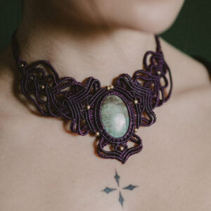 Elegancki etno choker naszyjnik ręcznie pleciony z makramy, z kamieniem półszlachetnym chryzokola, handmade w Indiach