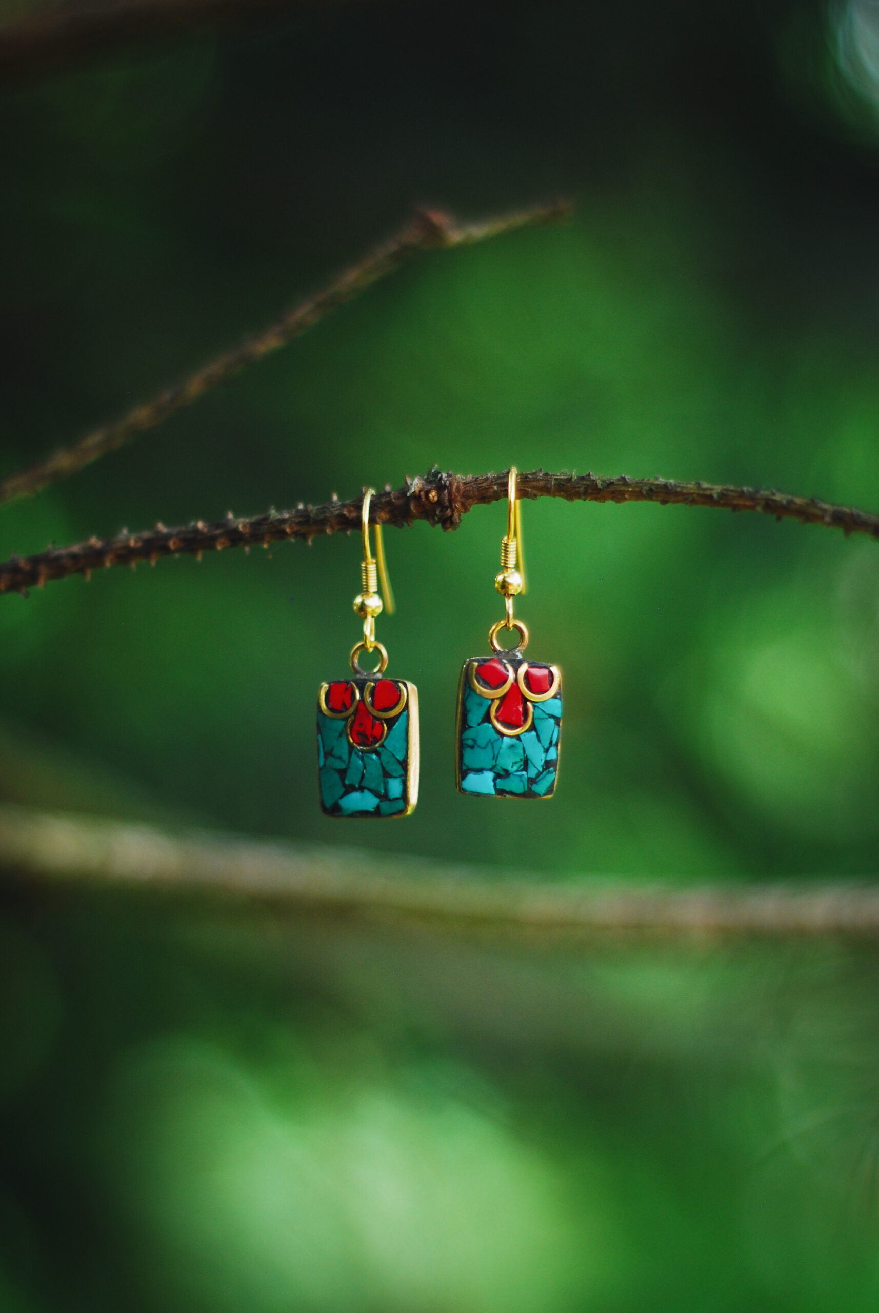 Prostokątne kolczyki ze srebra tybetańskiego emaliowane kamieniami półszlachetnymi turkusem i czerwonym koralem, handmade w Nepalu