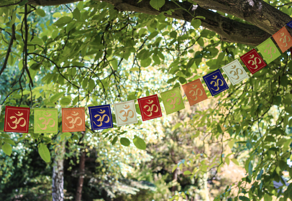 Girlanda z symbolem OM zawieszona wśród drzew