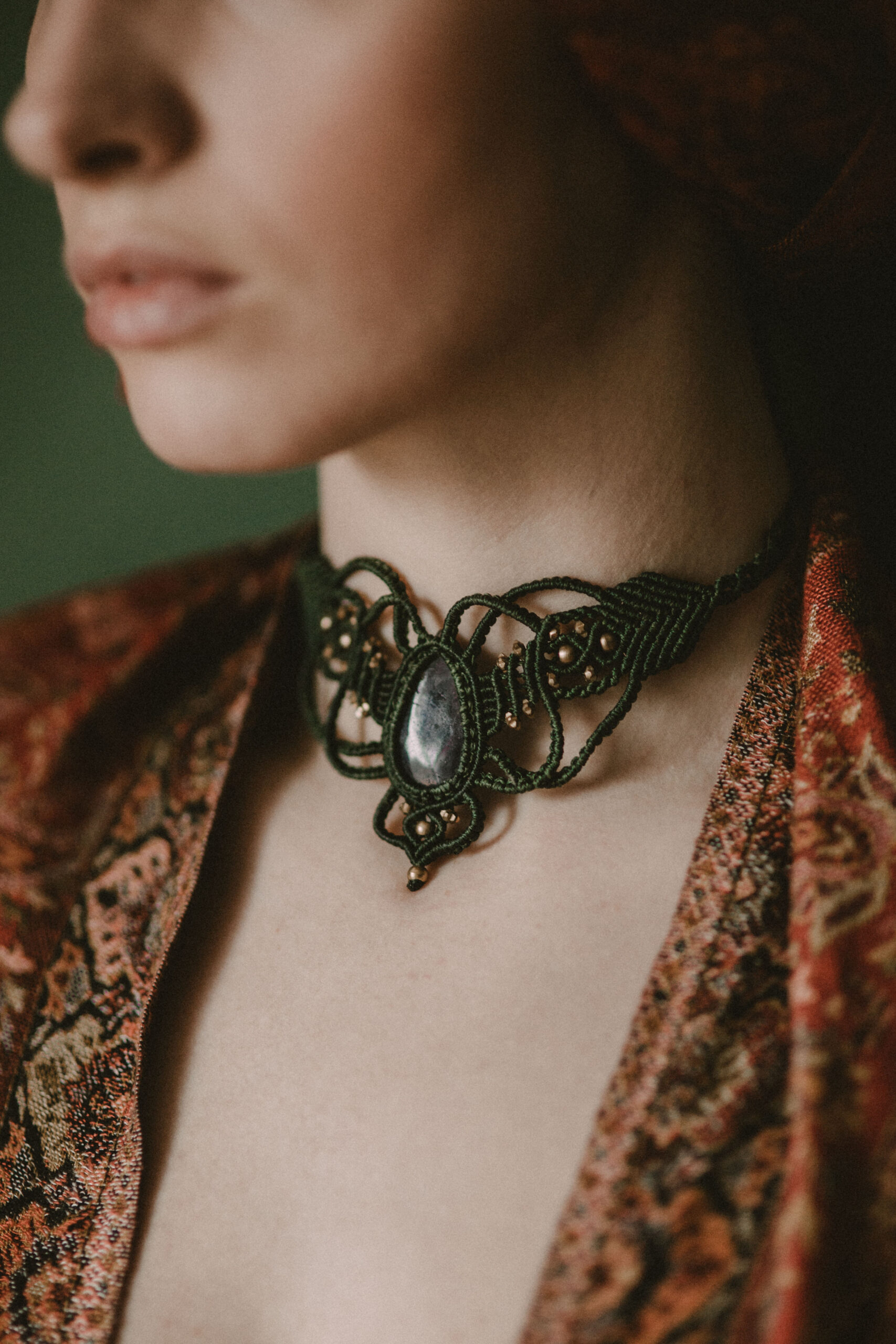 Elegancki etno choker naszyjnik ręcznie pleciony z makramy, z kamieniem półszlachetnym sodalit, handmade w Indiach