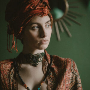 Elegancki etno choker naszyjnik ręcznie pleciony z makramy, z kamieniem półszlachetnym sodalit, handmade w Indiach