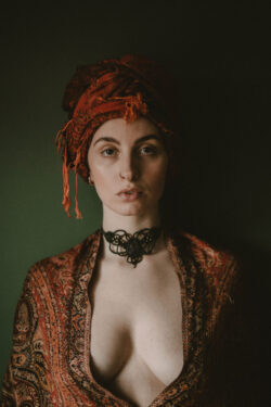 Elegancki etno choker naszyjnik ręcznie pleciony z makramy, z kamieniem półszlachetnym sodalit, handmade w Indiach