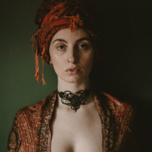 Elegancki etno choker naszyjnik ręcznie pleciony z makramy, z kamieniem półszlachetnym sodalit, handmade w Indiach