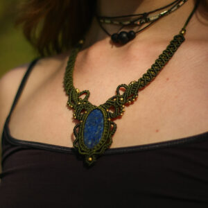 Elegancki etno choker naszyjnik ręcznie pleciony z makramy, zielony z kamieniem półszlachetnym lapis lazuli, handmade w Indiach