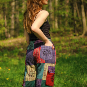 Patchworkowe spodnie z kieszonkami po bokach