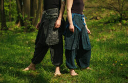 Przecierane spodnie alladynki szarawary z kieszeniami vintage luźne, detale, Kana Sapiens