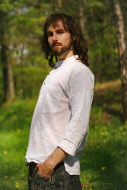 Biała koszula z długim rękawem