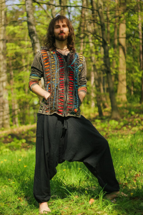 Czarne szarawary Mężczyzna w tęczowej bluzie i w czarnych szarawarach soti boso w parku