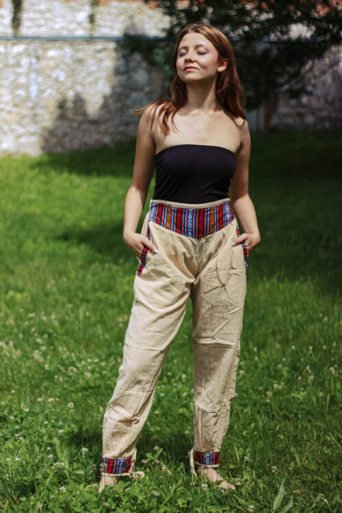 Kremowe etno spodnie z bawełną gheri, ręcznie robione w Nepalu, Kana Sapiens