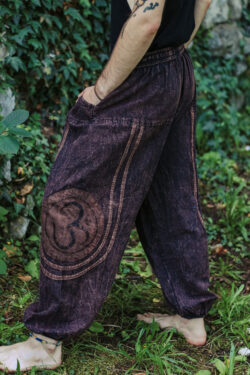 Brązowe spodnie stonewashed w stylu vintage z haftem OM, uniseks, bok, handmade w Nepalu, Kana Sapiens