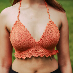 Top braletka robiona na szydełku - brzoskwiniowa