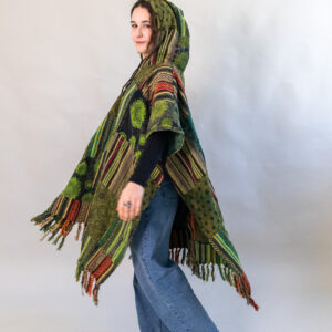 Kobieta z zielonym patchworym ponczo z kapturem na białym tle