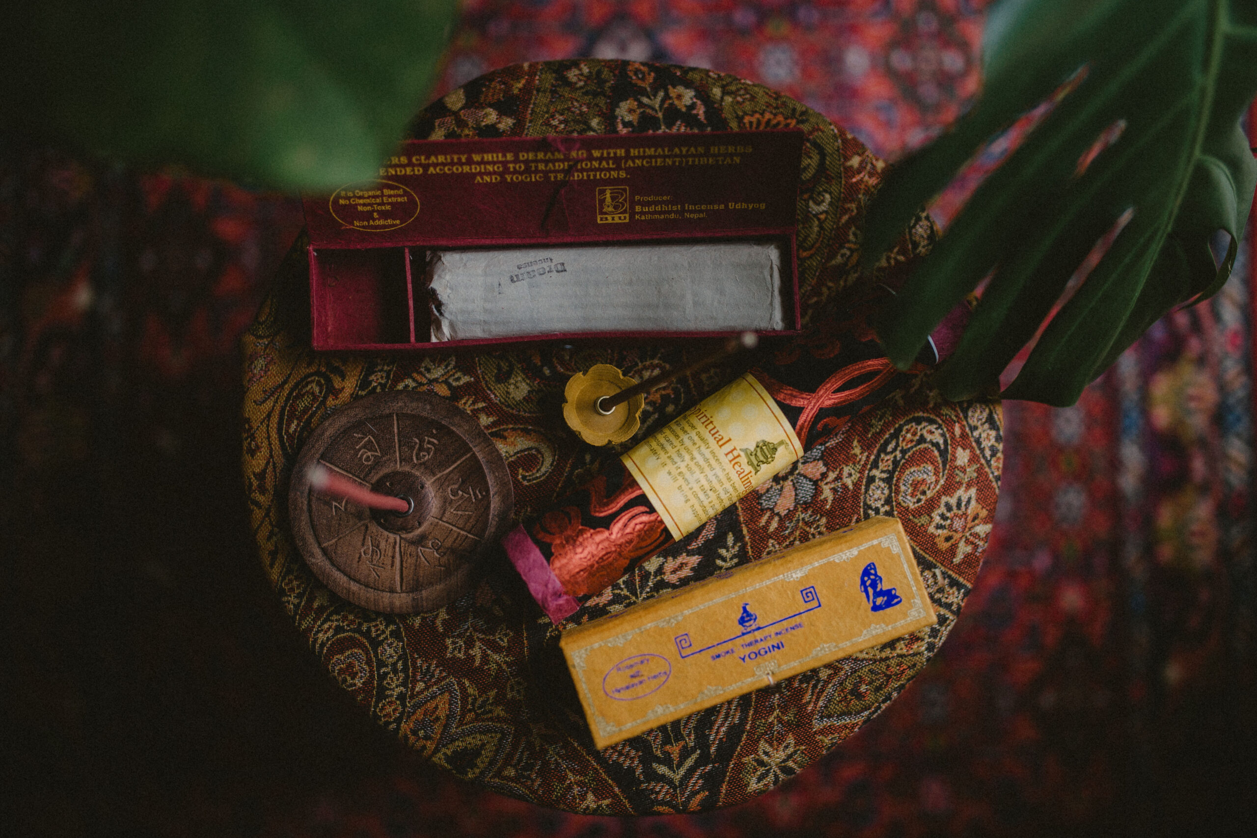 Stół z naturalnymi nepalskimi kadzidłami i podstawką na kadzidła, spiritual healing, Kana Sapiens