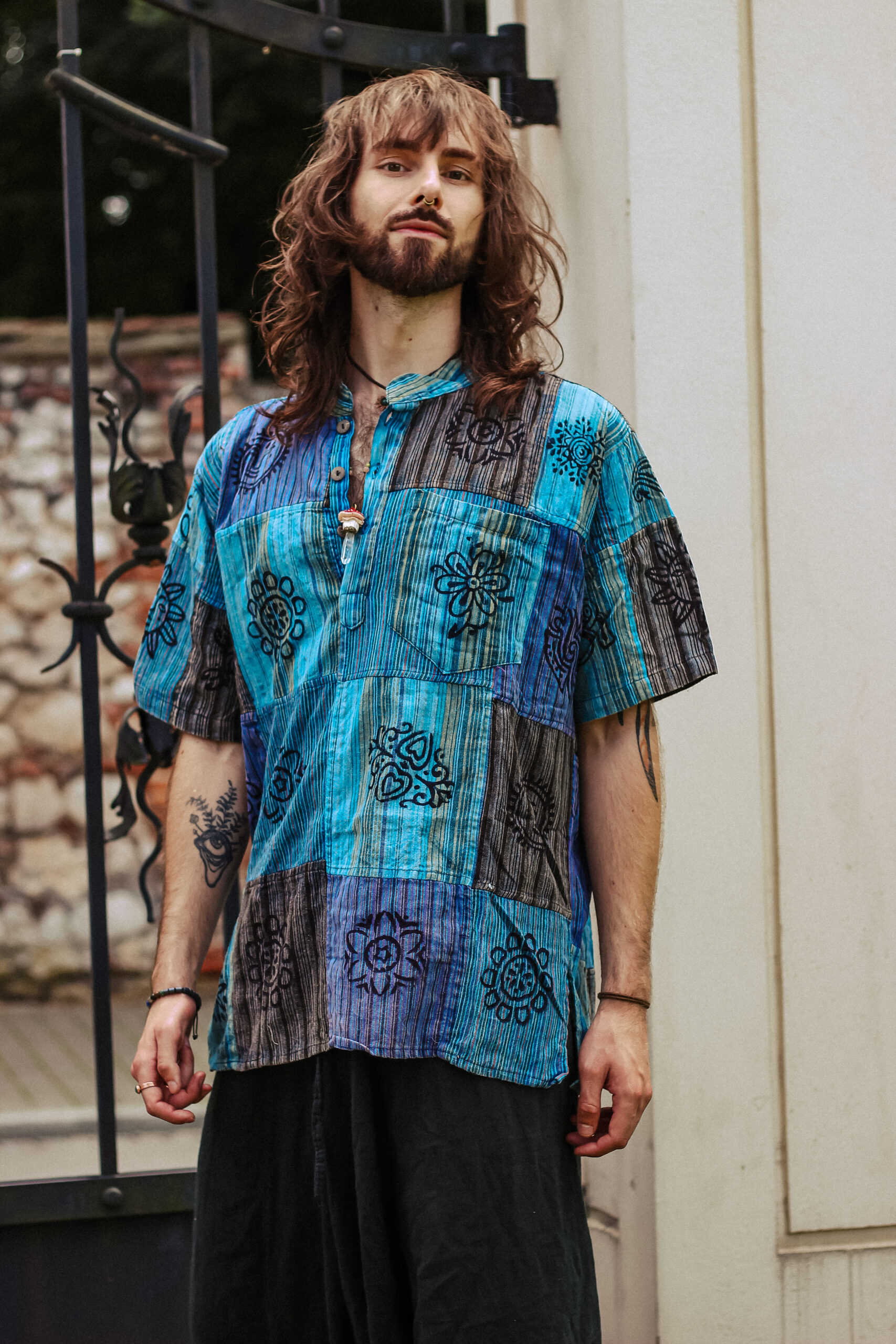 Patchworkowa, niebieska koszula na krótki rękaw z ręcznymi stemplami, etno, boho, handmade w Nepalu, Kana Sapiens