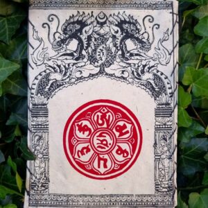 Lampion z papieru czerpanego Lokta, z buddyjskimi symbolami czerwona mantra Om Mani Padme Hum i czarne smoki, handmade w Nepalu