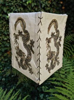 Lampion z papieru czerpanego Lokta, z buddyjskimi symbolami i motywami, złoty smok, handmade w Nepalu