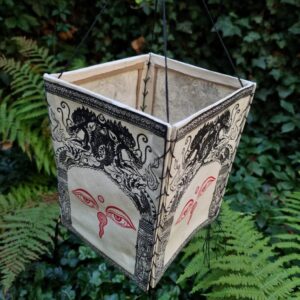 Lampion z papieru czerpanego Lokta, z buddyjskimi symbolami i motywami, czerwone oczy Buddy i smoki, handmade w Nepalu