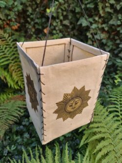 Lampion z papieru czerpanego Lokta, z buddyjskimi symbolami i motywami, złote słońce, handmade w Nepalu