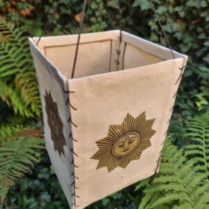 Lampion z papieru czerpanego Lokta, z buddyjskimi symbolami i motywami, złote słońce, handmade w Nepalu