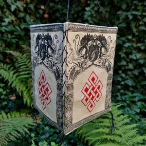 Lampion z papieru czerpanego Lokta, z buddyjskimi symbolami i motywami, czerwony węzeł nieskończoności Śriwatsa i smoki, handmade w Nepalu