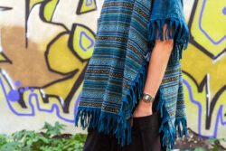 Niebieskie poncho w paski, wykonane ręcznie w Nepalu z bawełny gheri, etno, Kana Sapiens